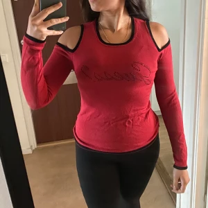 Guess röd  tröja  - Storlek L men stretcha