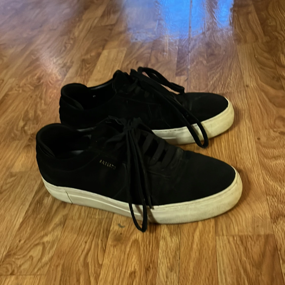 Axel arigato svart mocha - 90