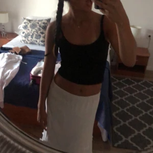 Svart Linne - Säljer detta basic linne då det ej kommer till anvädning! Kom privat för fler bilder och frågor💕💕