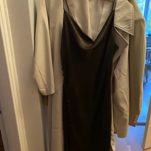 Klänning - Klänning från zara i satin. Storlek S, skulle säga att den är väldigt stor för att vara S.