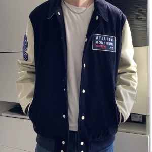 Scotch & Soda varsityjacka - Säljer min pojkväns varsityjacka eftersom den inte kommer till användning. Köpt för 4299 kr och knappt använd! 