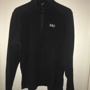 Fleecetröja Helly Hansen - Svart fleecetröja från Helly Hansen i tunnt härligt material 