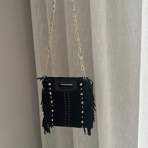 Maje väska  - Säljer min Maje väska mini, som jag älskar men som tyvärr inte kommer till användning längre. Den är i väldigt bra skick, kedjan  tillkommer men det andra bandet saknas!