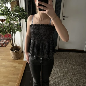 Glittrig zara kjol - Super gullig glittrig kjol från zara! Köpt hör på plick, den är egentligen strl M men den jag köpte den av har sytt in den, och sedan har jag sytt in den ännu mer. Kostar 100kr+frakt (54kr). Skriv till mig om ni har ytterligare frågor!💓