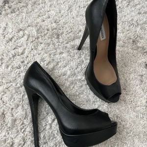 Steve Madden pumps st 40 - Helt nya oanvända svarta läder klackar i 14,5 cm med 2,5 cm platå från Steve Madden. 