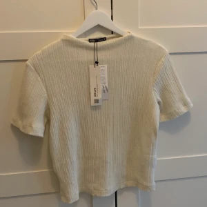 zara topp - Jätte fin oanvänd zara topp med lapp kvar! Storlek M men passar även S