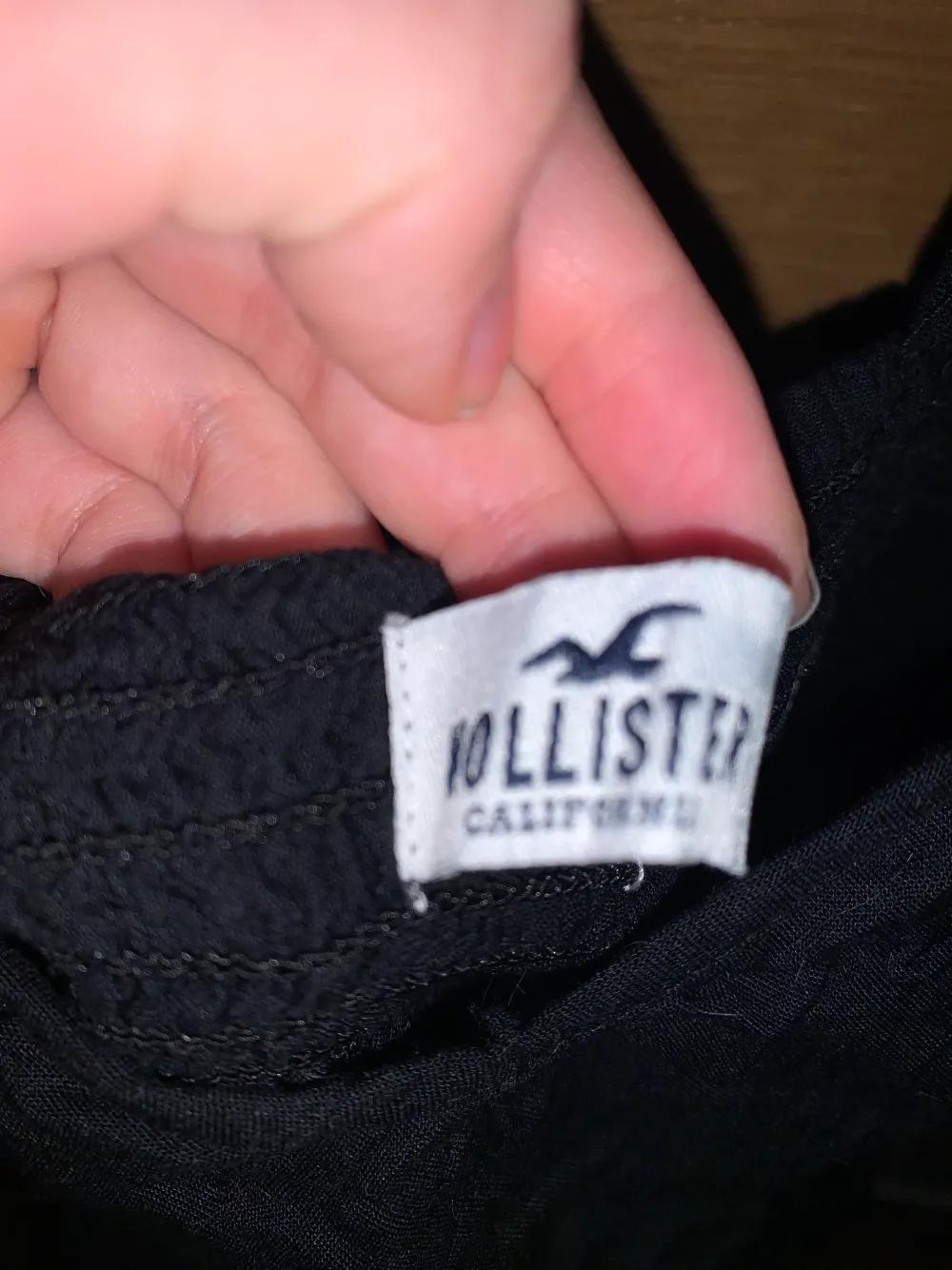 En svart topp från hollister i storlek xs. Aldrig använd och inga defekter. Säljer för att den är för liten för mig. . Toppar.