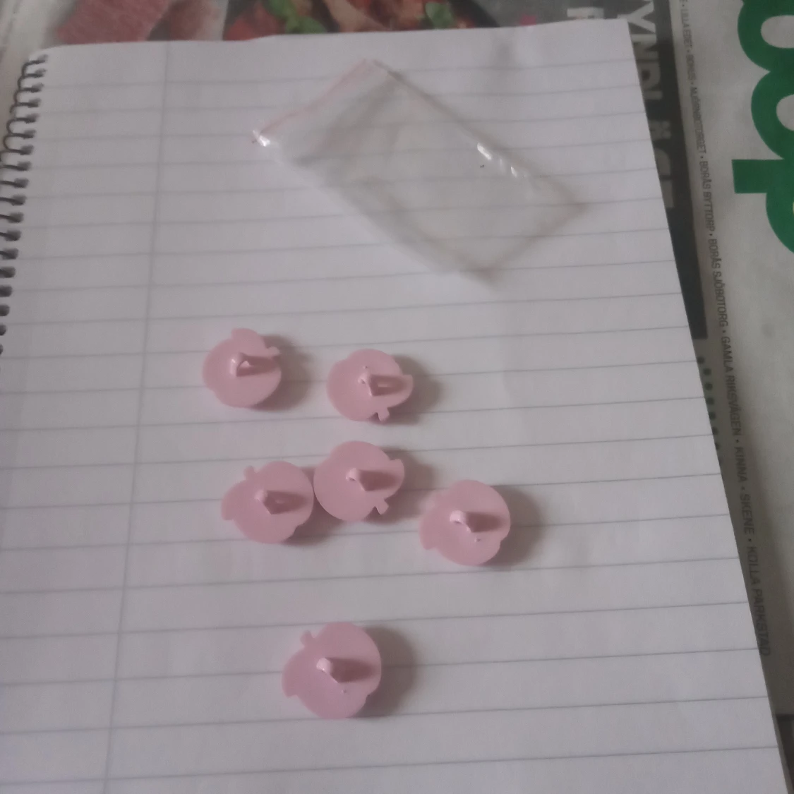 Rosa äpple knappar sex stycken ca 2 cm stora plast . - 91