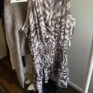 Zebraklänning - Säljer denna MAGISKA zebra-mönstrade klänning då den tyvärr inte kommer till användning längre🦓Väldigt sparsamt använd! Kan lösa fler bilder vid intresse🫶🏽