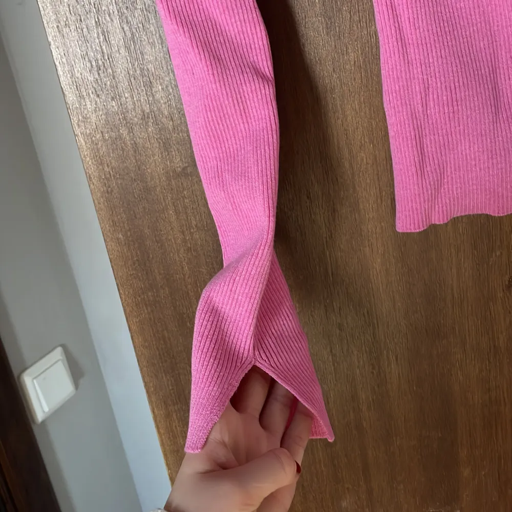 Superfin rosa ribbad tröja från hm i storlek S. Aldrig använd. Den formar sig efter kroppen och passar allt från XS-L. Toppar.