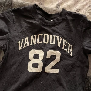 Croppad tshirt - Superfin croppad tshirt med tryck från hm! Endast använt fåtal gånger, precis som ny, storlek XS & köpt för 79kr