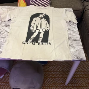 T-shirt - En billie eilish t-shirt vit bakgrund 