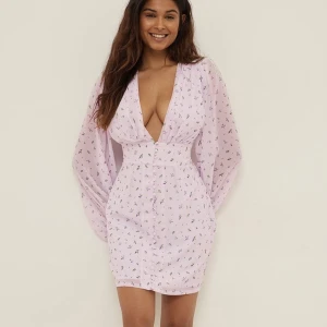 Klänning  - Superfin klänning med prislapp kvar ifrån NA-KD. Nypris 650kr. Säljer pga att den var för stor och inte hann lämna tillbaka den i tid. 