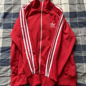 Adidas tröja  - Adidas zip storlek XL men sitter som M/L