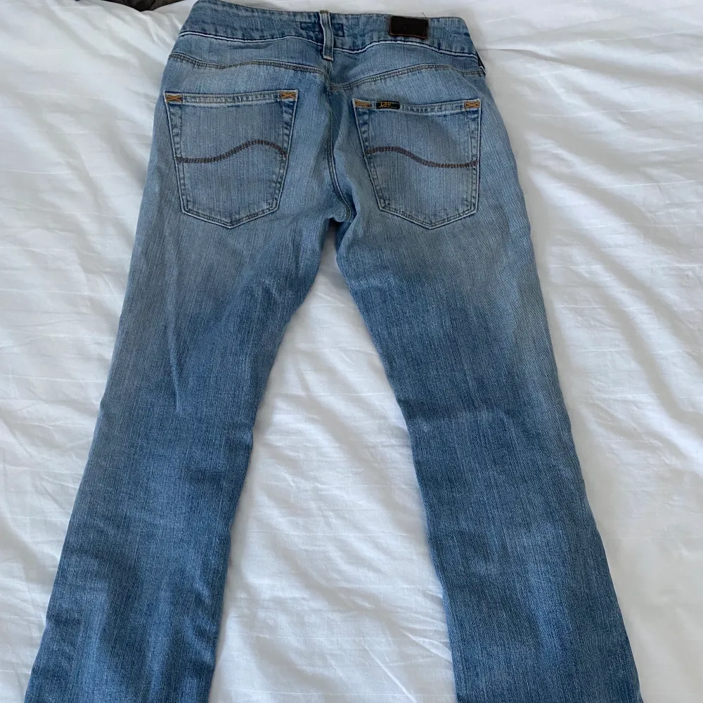 Säljer dessa lågmidjade jeans från Lee. Fint skick men har klippt två hål och dragit igenom ett skosnöre för att få dom mindre i midjan. Bara att sy igen inget som syns eller så. 130 kr plus frakt☺️🫶🏻💕🌟bud på 270kr. Jeans & Byxor.