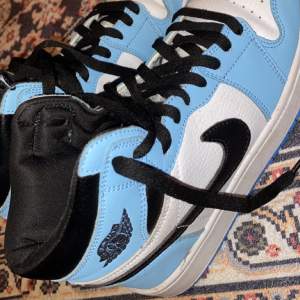 Jag säljer ett par Nike Jordan 1 säljer för att dom blev för små. Har använts 4 gånger. Storlek 38 