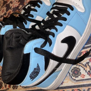 Nike Jordan 1 baby blue  - Jag säljer ett par Nike Jordan 1 säljer för att dom blev för små. Har använts 4 gånger. Storlek 38 