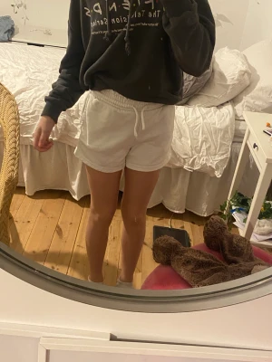 Snygga shorts - säljer dessa snygga vita shortsen🫶🏽 storlek 134-140 (8-10yr) och perfekta till sommaren! Jag har använt dessa ganska ofta i somras men inga missfärger eller skador. Jag säljer dessa för 65kr(priset kan diskuteras) 🫶🏽
