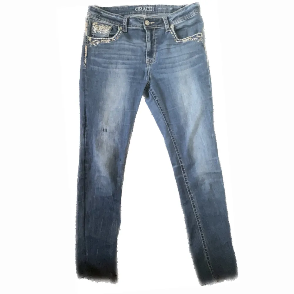 Jätte snygga jeans me mönster på fickorna köpte dom för 850 och säljer för 299kr + frakten som kostar 80kr. Säljer dom eftersom att dom inte kommer till användning:/ använt kanske två gånger dom e i jätte bra skick. Jeans & Byxor.