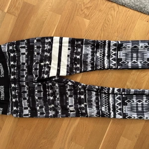 Tränings tights - Säljer mina stronger träningstights då de tyvärr är för små för mig. Använda ett fåtal gånger, bra kvalite! Nypris 600kr säljer för 200kr Köparen står för frakten