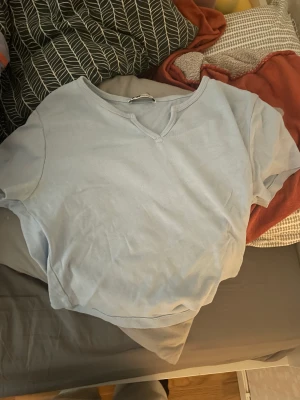 Blå topp - Blå t shirt crop top , den är L men passar perfekt på M