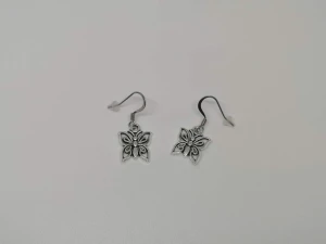 Örhängen ~fjäril~ - Örhängen gjorda/designade av mig. Nya/oanvända. Nickelfria krokar. Förvaringspåse medföljer (frakt: 15 kr). 