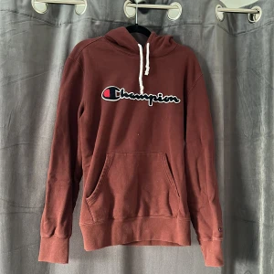 Hoodie  - Vinröd/Brun hoodie ifrån Champion i bra skick, strl L men tycker mer den passar om man har S/M 