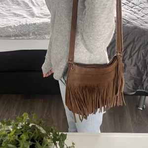 Brun väska med fransar - Säljer min fina bruna väska då den inte kommer till lika mycket användning längre ❤️ 
