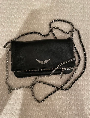 Zadig väska - INTE SÅLD  Köpt för 2500 kr. Så fin men är mer av en guld tjej själv. Trendig men tidlös🥰 KOLLA IN ALLT MER JAG SÄLJER. Köparen står för frakt