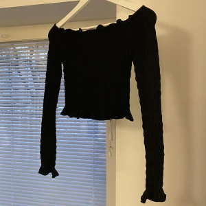 Off shoulder topp - Fin svart off shoulder topp från zara. Lite croppad. Stretchigt material. Bra skick💓