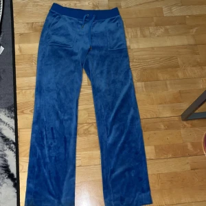 Juicy - Säljer mina juicy byxor då dom är för stora. Det är inget fel på dom eller något. Dom är i jättefint skick. Dom är i färgen korall blå/blå. 