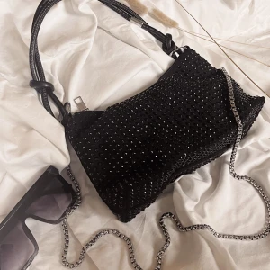 ”Glitter tie” bag - ”Glitter tie” bag, funkar om man vill va lite extra men även i vardagen för en detalj.