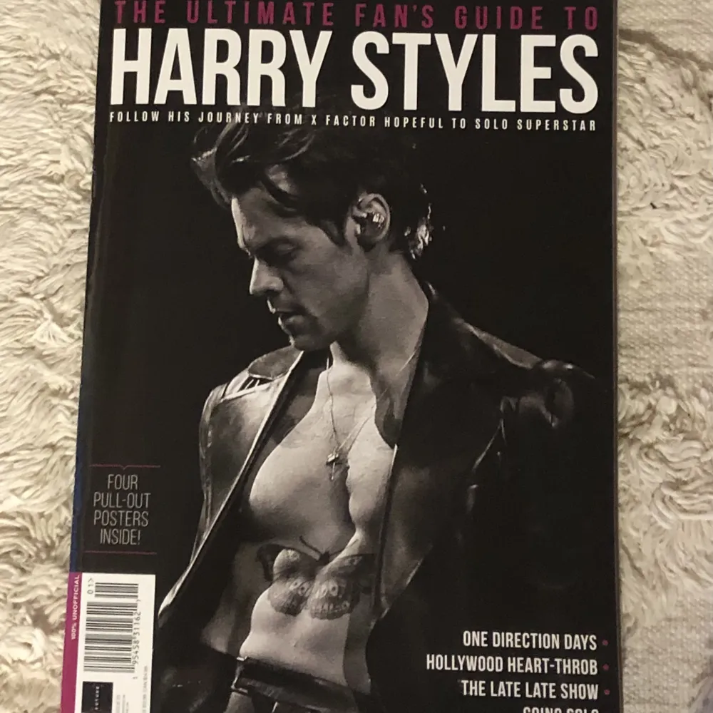 En Harry styles fan tidning med massa bilder och text på engelska💕 väldigt bra skick och med fyra posters i! 113 sidor of pure harry styles🧵. Övrigt.