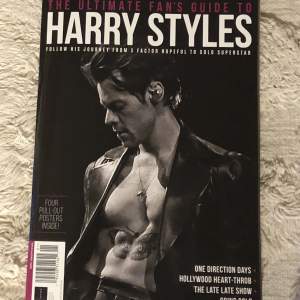 En Harry styles fan tidning med massa bilder och text på engelska💕 väldigt bra skick och med fyra posters i! 113 sidor of pure harry styles🧵