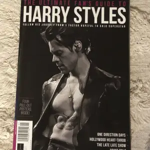 En Harry styles fan tidning med massa bilder och text på engelska💕 väldigt bra skick och med fyra posters i! 113 sidor of pure harry styles🧵