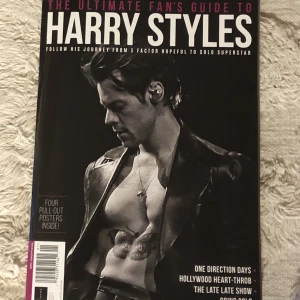 Harry styles tidning  - En Harry styles fan tidning med massa bilder och text på engelska💕 väldigt bra skick och med fyra posters i! 113 sidor of pure harry styles🧵