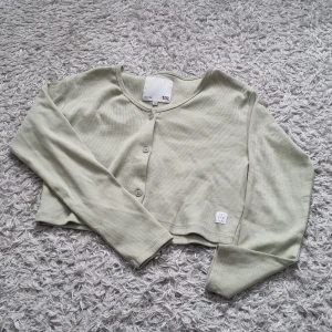 Ljusgrön kofta - En kofta som jag har valt att sälja för att den aldrig kommit till användning, den är i storlek 150 och är ganska kort vid magen men lång i ärmarna. Om nån är intresserad, skriv privat så kan jag skicka lite fler bilder och så. 