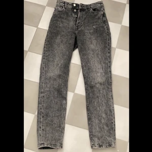 Byxor - Säljer nu mina byxor som inte kommer till användning och även är för stora för mig därför jag inte har bild på. Mer information om ni är intresserade 