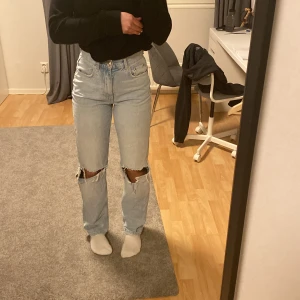 Blå jeans ginatricot  - Blå jeans med hål på knäna ifrån ginatricot, storlek 36