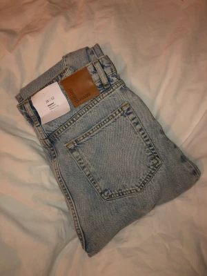 jeans med slits  - ljusblå jeans från carlings i märket never denim med slits på utsidan av foten, aldrig använda med lappar kvar💗 köpta för 599, köparen betalar frakten💗