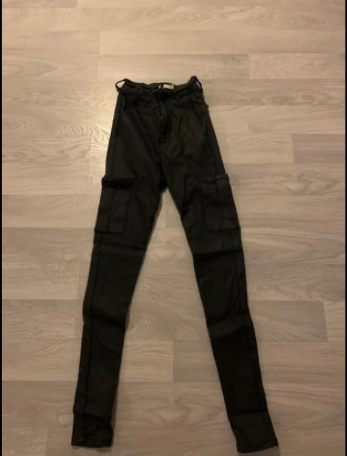 Svarta byxor/jeans i läderimitation från Nelly.com