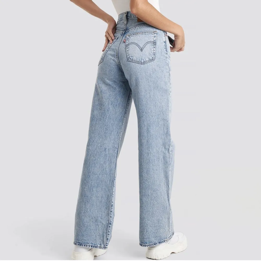 Säljer dessa Levis jeans köpta här på Plick i fint skick då dem tyvärr är för små för mig! Modellen ser ut som på bild 2! 80-81 cm i innerbenslängd. Storlek 25 men skulle säga att dem sitter som 34! . Jeans & Byxor.