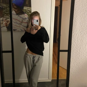 Stickad tröja  - Super fin stickad tröja, köpt en stor för overzise fit, aldrig använd, super skön 