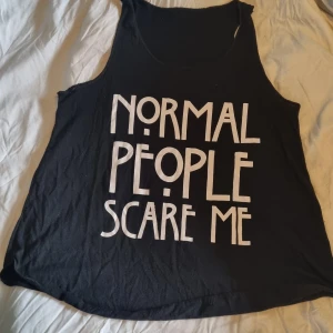 Linne - Svart linne med tryck från American Horror story