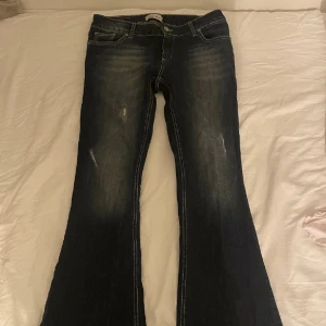 Y2k Bootcut jeans - (Två första bilderna är lånade) säljer dessa super fina bootcut jeans jag har köpt här på plick men var tyvärr för små på mig Storlek 44 men sitter som 29 💗