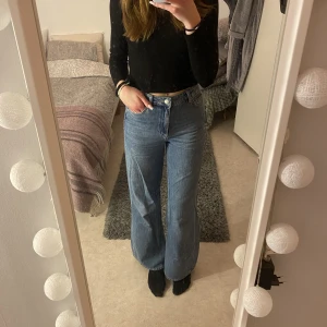 Blåa jeans - Blåa utsvängda jeans, säljer då det inte är min stil längre, nypris 600💗