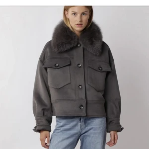 Meotine charlie jacket - Intressekoll på min gråa meotine jacka,  i nyskick, slutsåld på hemsidan