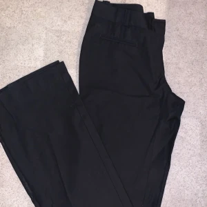 Kostymbyxor  - Raka svarta lågmidjade kostymbyxor 