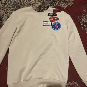 Mercier sweatshirt - Skön tröja storlek s men funkar på m också,  färgen är beige, knappast använd Priset kan sänkas på snabb affär!!!
