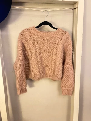 Croppad stickad tröjq - Supervarm och härlig stickad tröja. Croppad och fin detalj i ryggen. Supersmickrande på! 